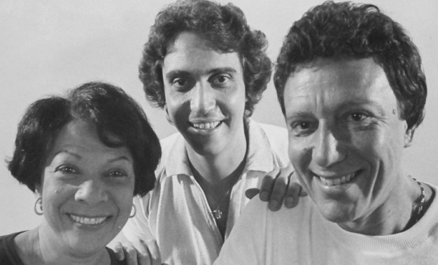 Elizeth Cardoso, Zé Luiz Mazziotti e Silvio Cesar, em foto de divulgação para o Projeto Pixinguinha (1981). Fonte: Funarte.